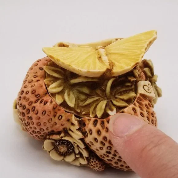 Harmony Kingdom Sweet As A Summer Kiss Strawberries Strawberry Figurine England - Picture 5 of 12